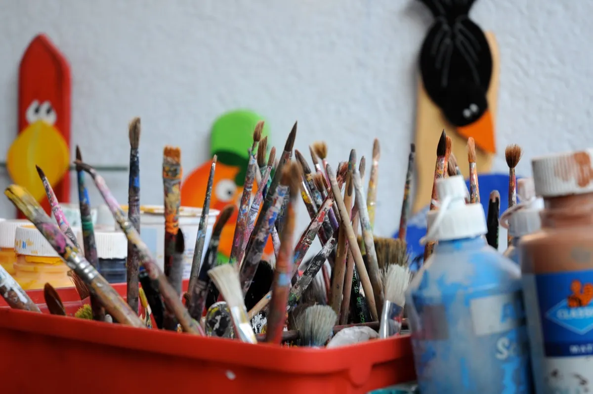 Pinsel und Farben in einer Malwerkstatt